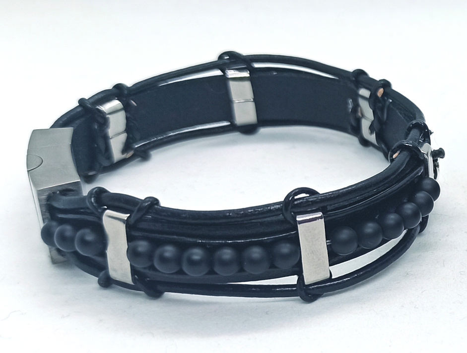 motorcycle bracelet,bracelet with motorcycle,leather bracelet,black bracelet,motor,motorcycle,Motocykl,bransoletka z motocyklem,bransoletka skórzana,skórzana bransoletka z motocyklem,bransoletka z motorem,skórzana bransoletka,zapięcie magnetyczne,przekładki ze stali nierdzewnej,stal nierdzewna,dla motocyklisty,czarna bransoletka