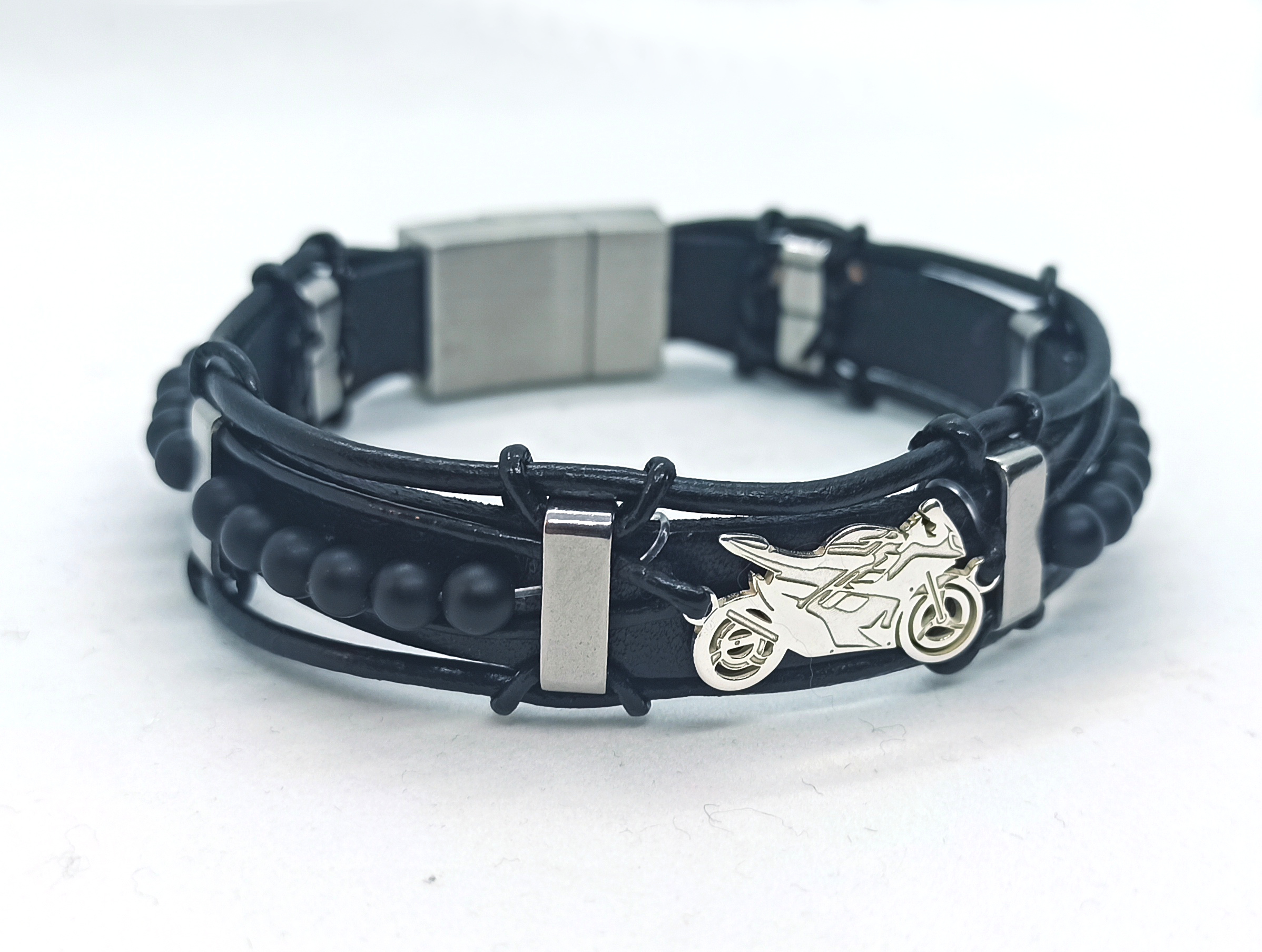 motorcycle bracelet,bracelet with motorcycle,leather bracelet,black bracelet,motor,motorcycle,Motocykl,bransoletka z motocyklem,bransoletka skórzana,skórzana bransoletka z motocyklem,bransoletka z motorem,skórzana bransoletka,zapięcie magnetyczne,przekładki ze stali nierdzewnej,stal nierdzewna,dla motocyklisty,czarna bransoletka