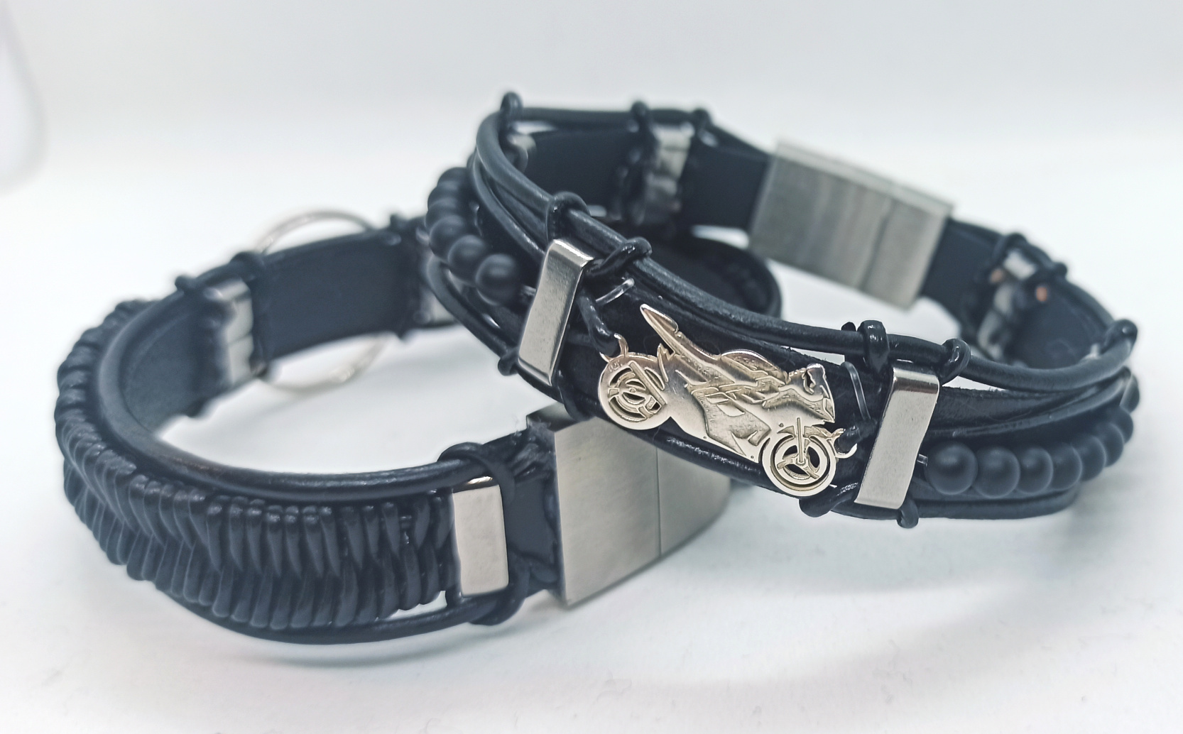 motorcycle bracelet,bracelet with motorcycle,leather bracelet,black bracelet,motor,motorcycle,Motocykl,bransoletka z motocyklem,bransoletka skórzana,skórzana bransoletka z motocyklem,bransoletka z motorem,skórzana bransoletka,zapięcie magnetyczne,przekładki ze stali nierdzewnej,stal nierdzewna,dla motocyklisty,czarna bransoletka