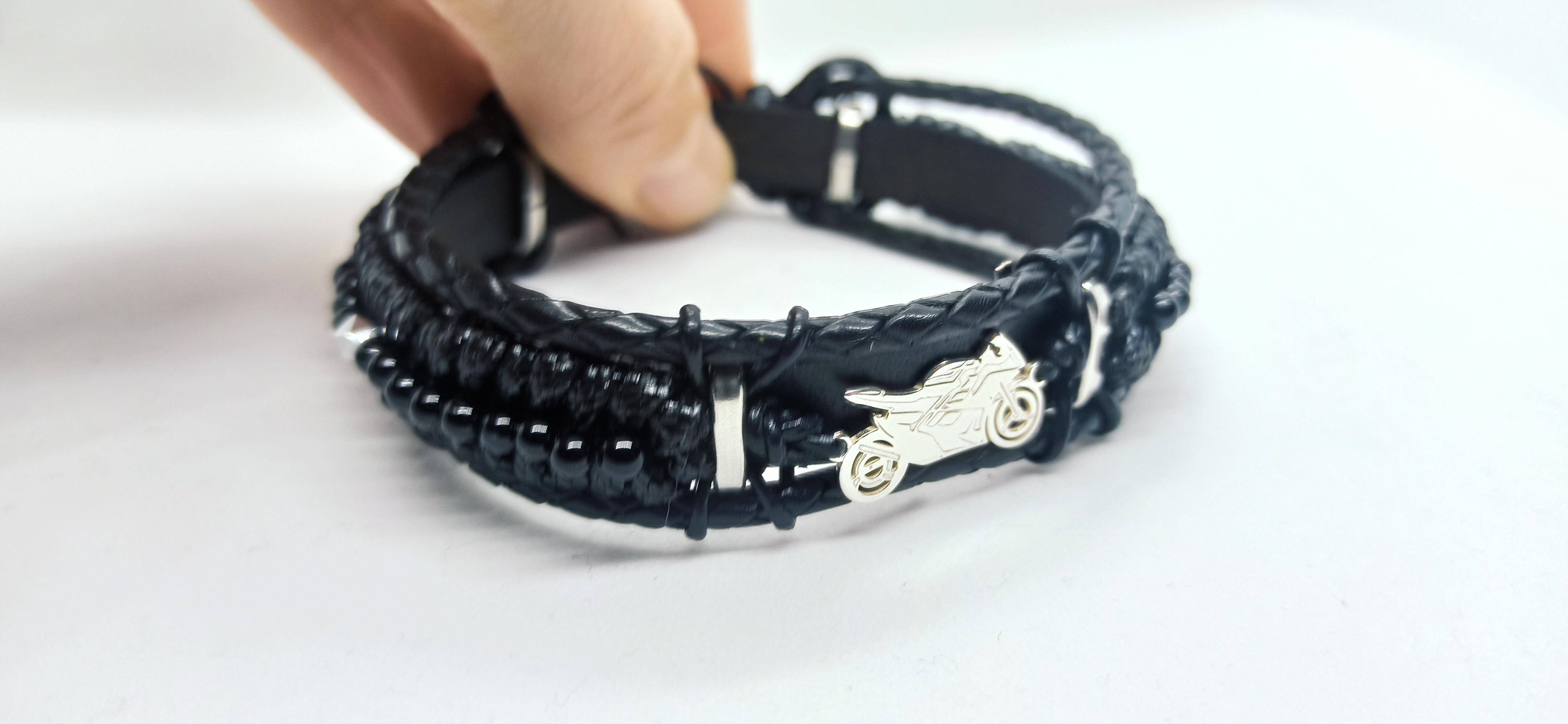 motorcycle bracelet,bracelet with motorcycle,leather bracelet,black bracelet,motor,motorcycle,Motocykl,bransoletka z motocyklem,bransoletka skórzana,skórzana bransoletka z motocyklem,bransoletka z motorem,zapięcie magnetyczne,przekładki ze stali nierdzewnej,stal nierdzewna,dla motocyklisty,bransoletka z onyksem