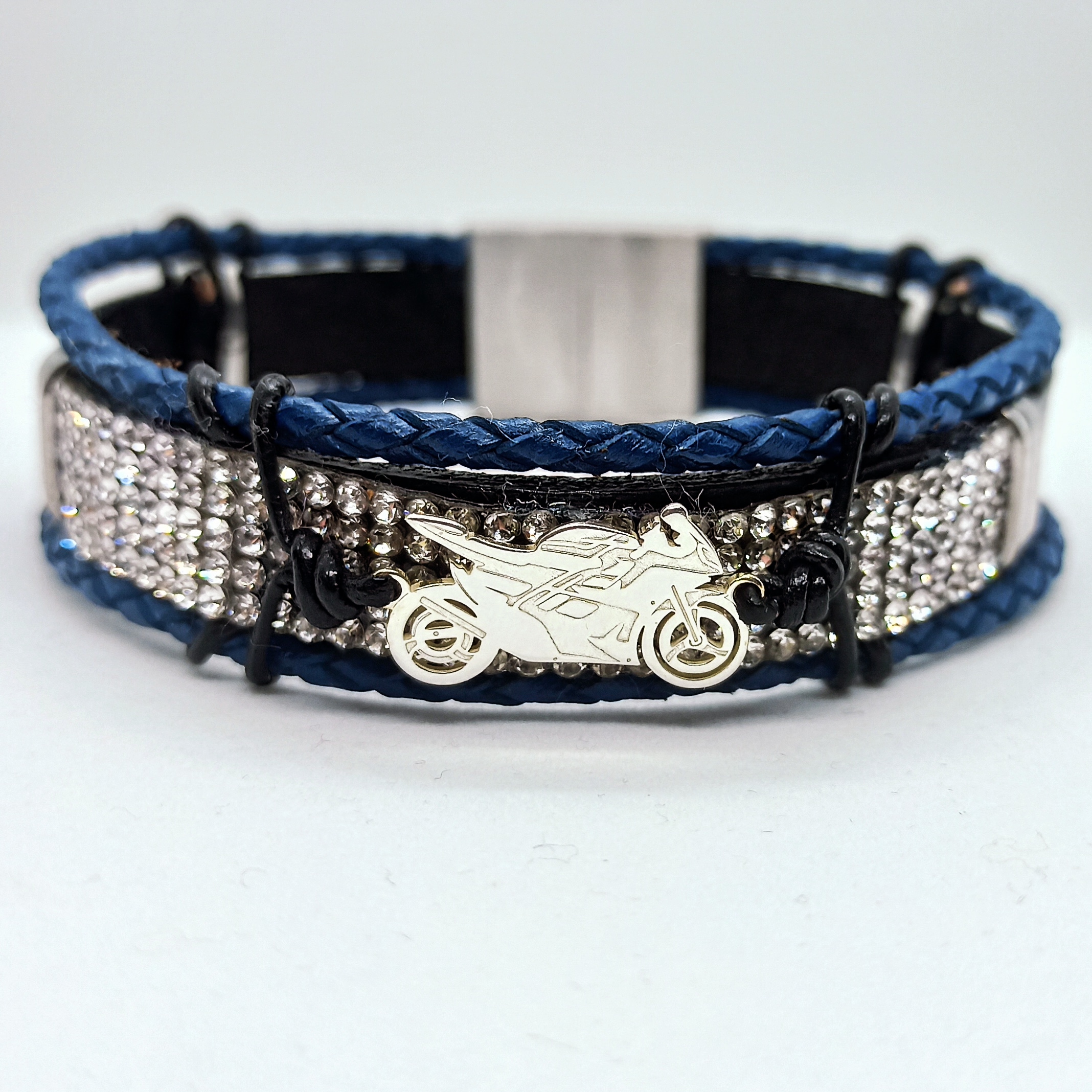 motorcycle bracelet,bracelet with motorcycle,navy blue braided leather,leather bracelet bracelet,motorcycle,Motocykl,bransoletka z motocyklem,bransoletka skórzana,skórzana bransoletka z motocyklem,granatowa pleciona skóra,zapięcie magnetyczne,skóra i cekiny,przekładki ze stali nierdzewnej,stal nierdzewna,dla motocyklisty,czarna bransoletka,z motocyklem dla kobiety