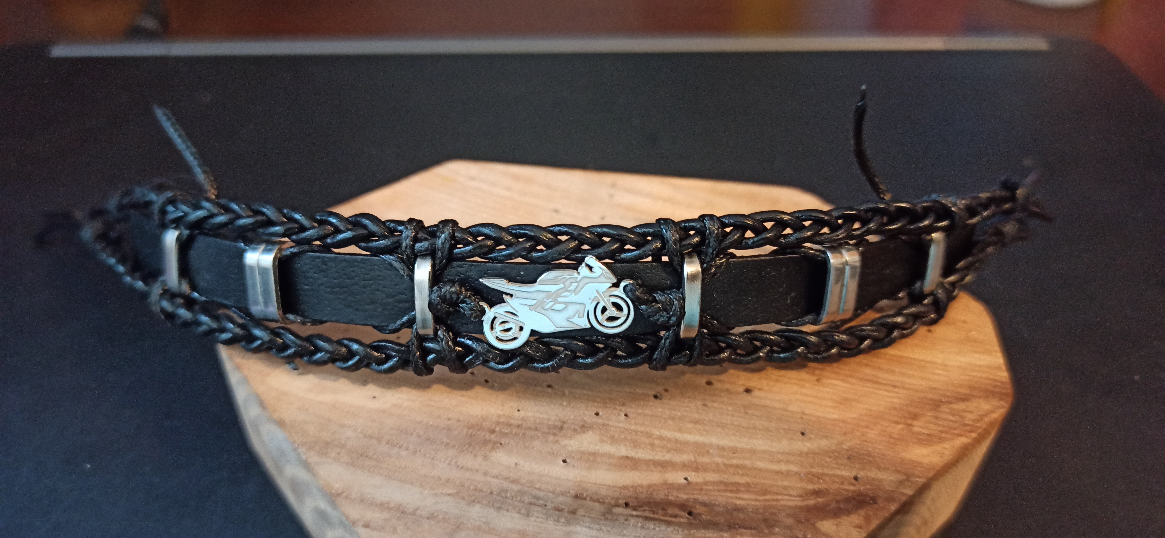 motorcycle bracelet,bracelet with motorcycle,leather bracelet,black bracelet,motor,motorcycle,Motocykl,bransoletka z motocyklem,bransoletka skórzana,skórzana bransoletka z motocyklem,bransoletka z motorem,skórzana bransoletka,zapięcie magnetyczne,przekładki ze stali nierdzewnej,stal nierdzewna,dla motocyklisty,pleciony skórzany warkocz