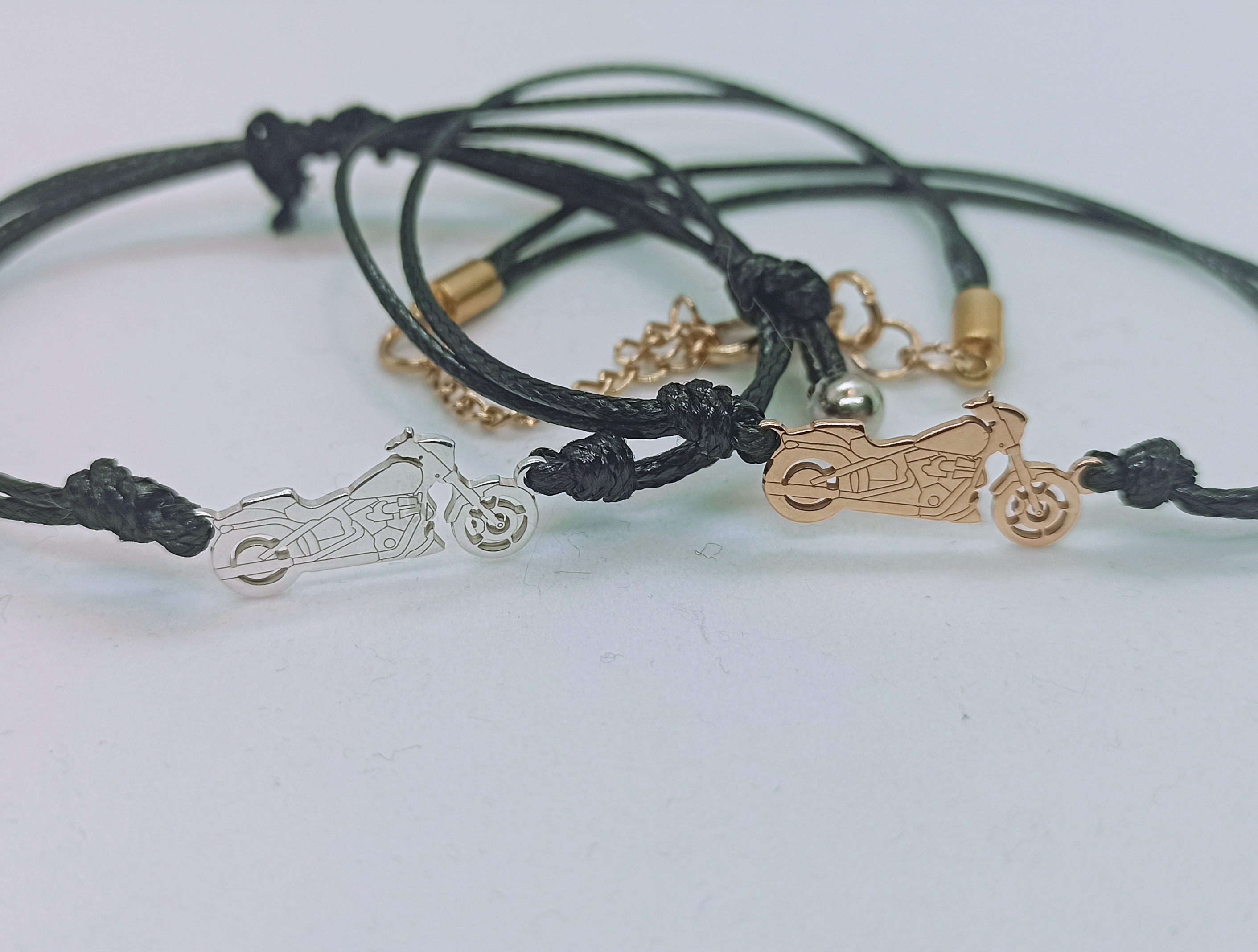 motorcycle bracelet,bracelet with motorcycle,motorcycle,Motocykl,bransoletka z motocyklem,sznurkowa bransoletka z czoperem,zapięcie magnetyczne,przekładki ze stali nierdzewnej,stal nierdzewna,dla motocyklisty,czarna bransoletka