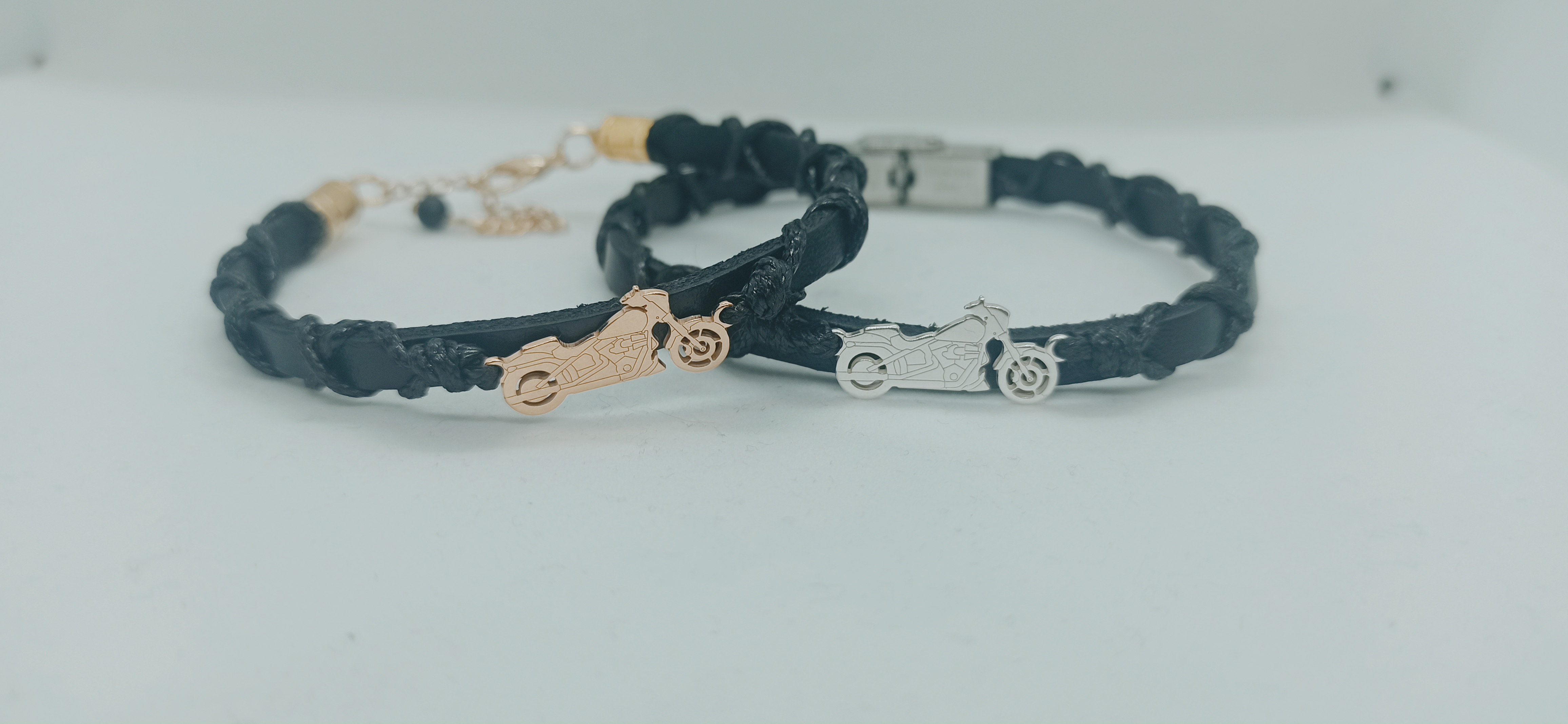 motorcycle bracelet,bracelet with motorcycle,bracelet,black bracelet,motor,motorcycle,Motocykl,bransoletka z motocyklem,  z motocyklem,bransoletka z motorem,skórzana bransoletka,zapięcie magnetyczne,przekładki ze stali nierdzewnej,stal nierdzewna,dla motocyklisty,czarna bransoletka