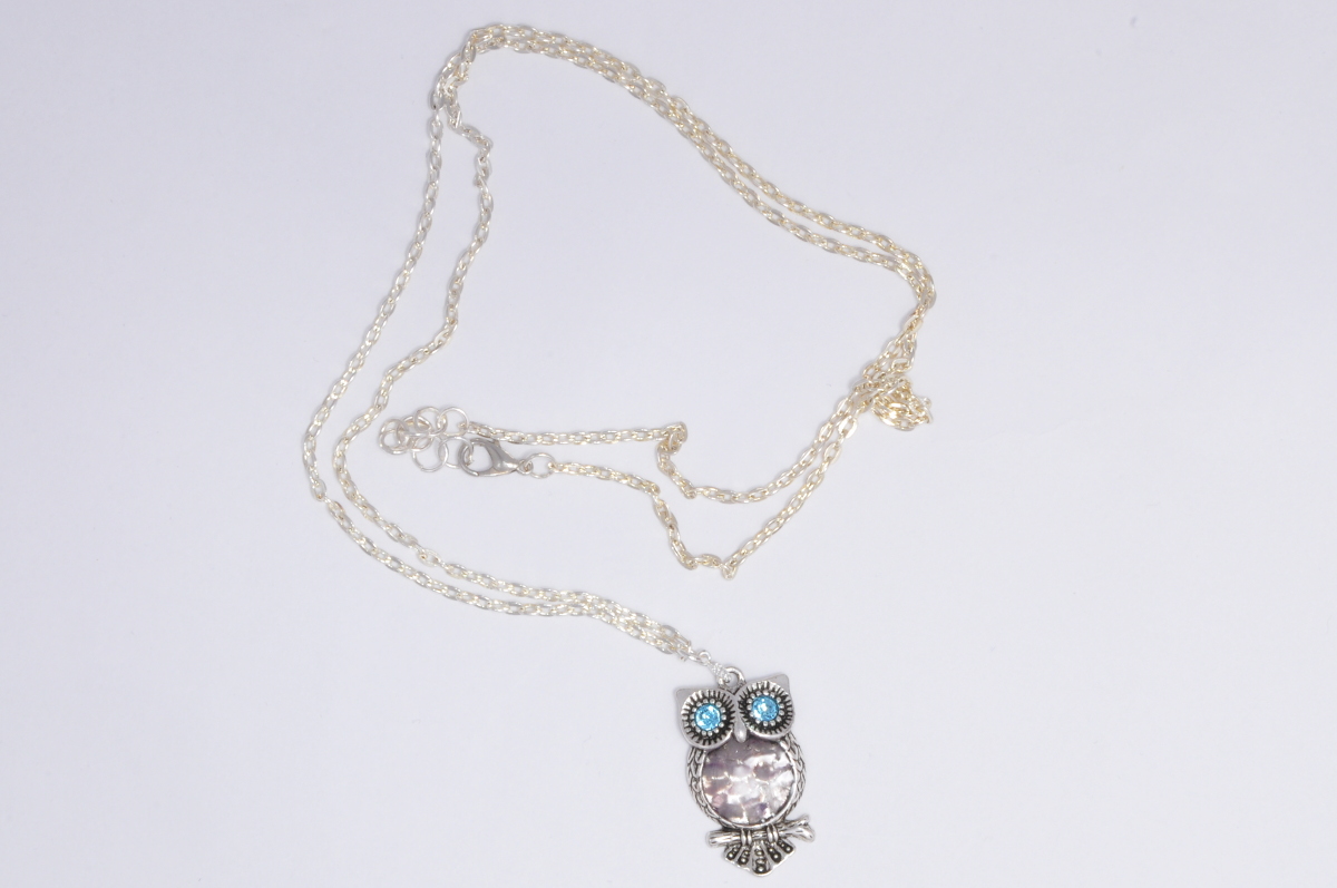 sowa,biżuteria,naszyjnik,żywica epoksydowa,fosforyty,Swarovski,kryształki Swarovski,owl,pendant,jewellery,resin,