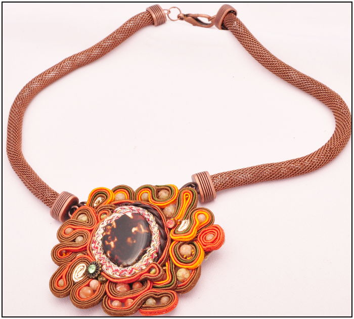 Promienisty kwiat kamień, minerał, brązowy, czekoladowy, bąz, czekolada, wisiorek, kwiat, biżuteria, soutache, sutasz, łańcuszek