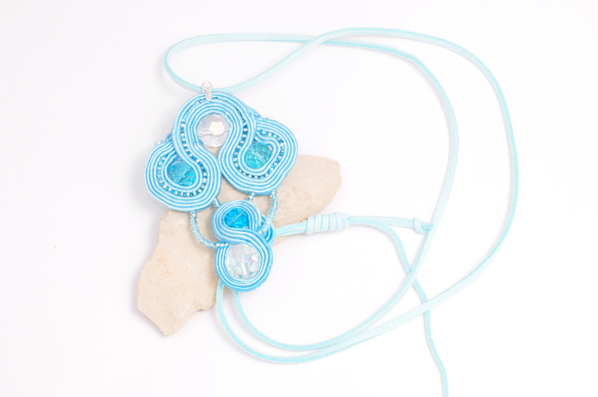 Kryształowa laguna,błękitny,kryształkiszklane,sutasz,soutache,niebieski rzemyk,rzemyk,