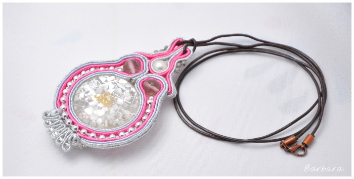 srebrny łańcuszek, ja, soutache, sutasz, piękna biżuteria sutasz, różowa, różowy wisiorek, wisiorek z guzikiem, wisiorek, guzik, Toho