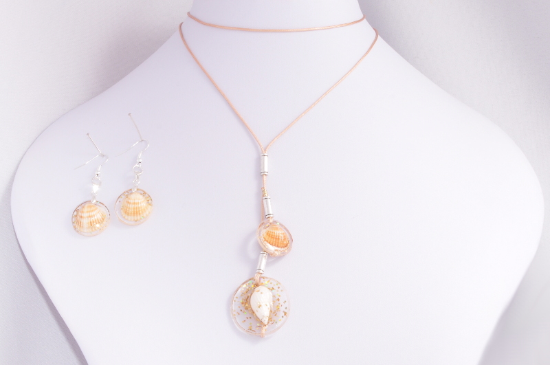 resin,pendant,shells,earrings,glitter,muszelki,biżuteria żywiczna,kolczyki z muszelkami,wisiorek żywiczny,wisiorek z muszelkami,