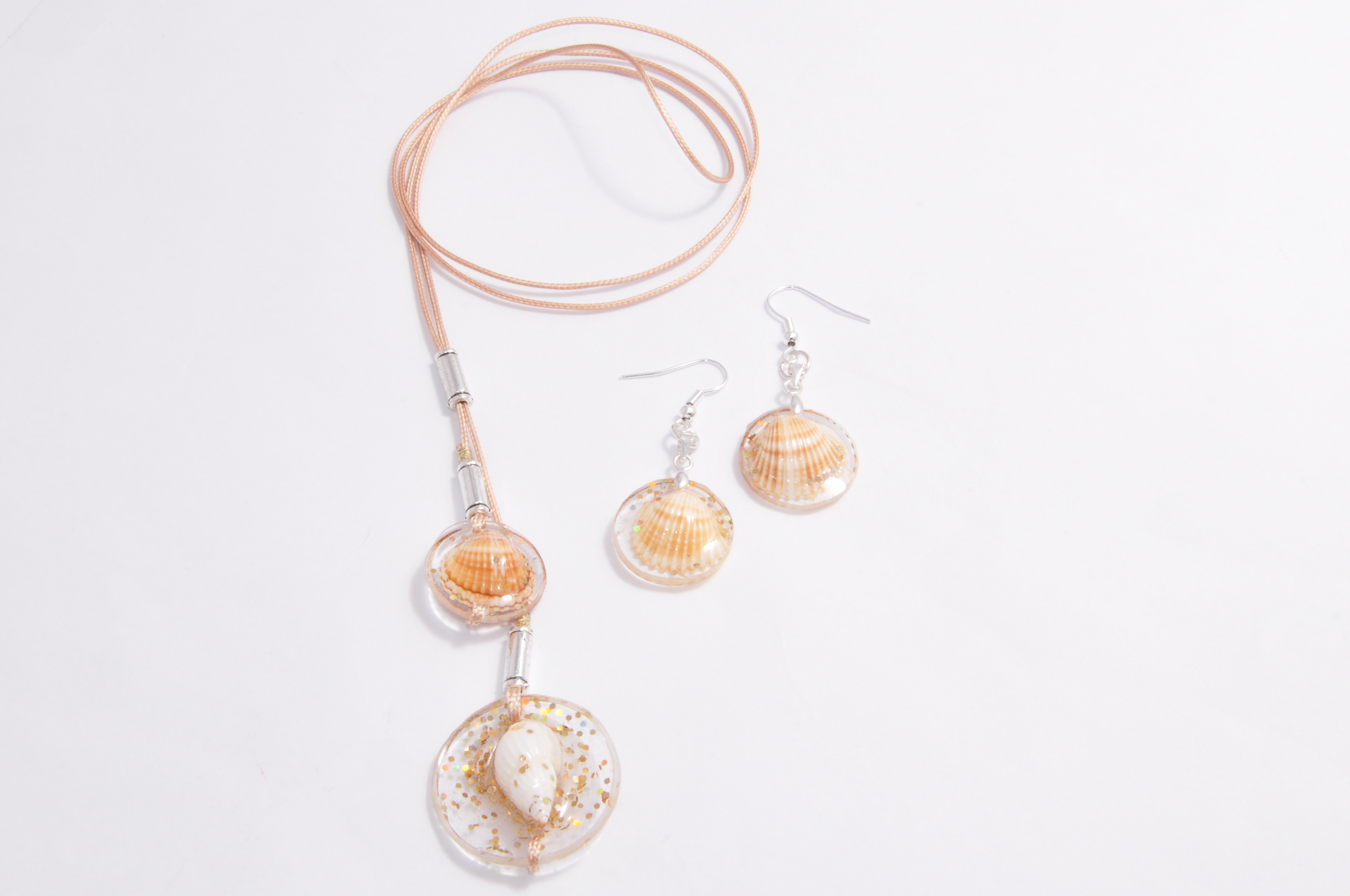 resin,shells,pendant,earrings,jewellery,resin jewellery,wiziorek żywiczny,muszelki,żywica,kolczyki,