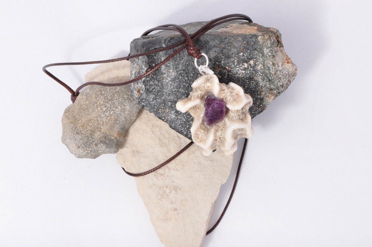 Morskie kamienie,żywica,naszyjnik,wisiorek,kryształki Swarovski,Swarovski,biżuteria żywiczna,