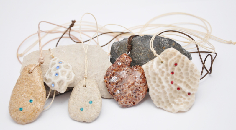 Morskie kamienie,żywica,naszyjnik,wisiorek,kryształki Swarovski,Swarovski,biżuteria żywiczna,