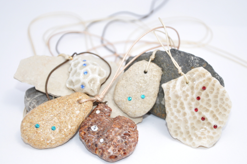 Morskie kamienie,żywica,naszyjnik,wisiorek,kryształki Swarovski,Swarovski,biżuteria żywiczna,