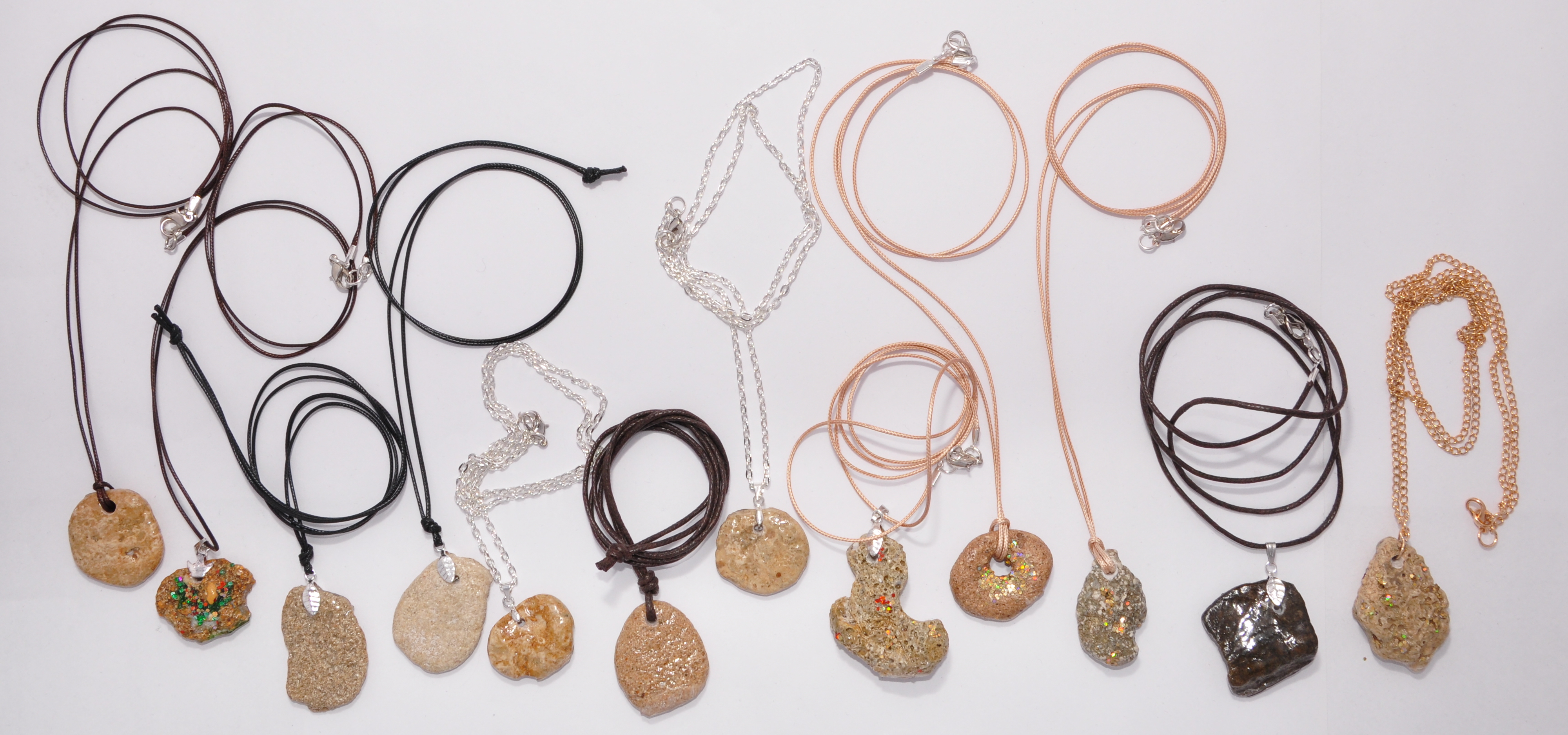 Morze Jońskie,kamienie, naszyjniki z kamieniami,stone pendants,kamienie zalewane żywicą,naszyjniki,biżuteria żywiczna,