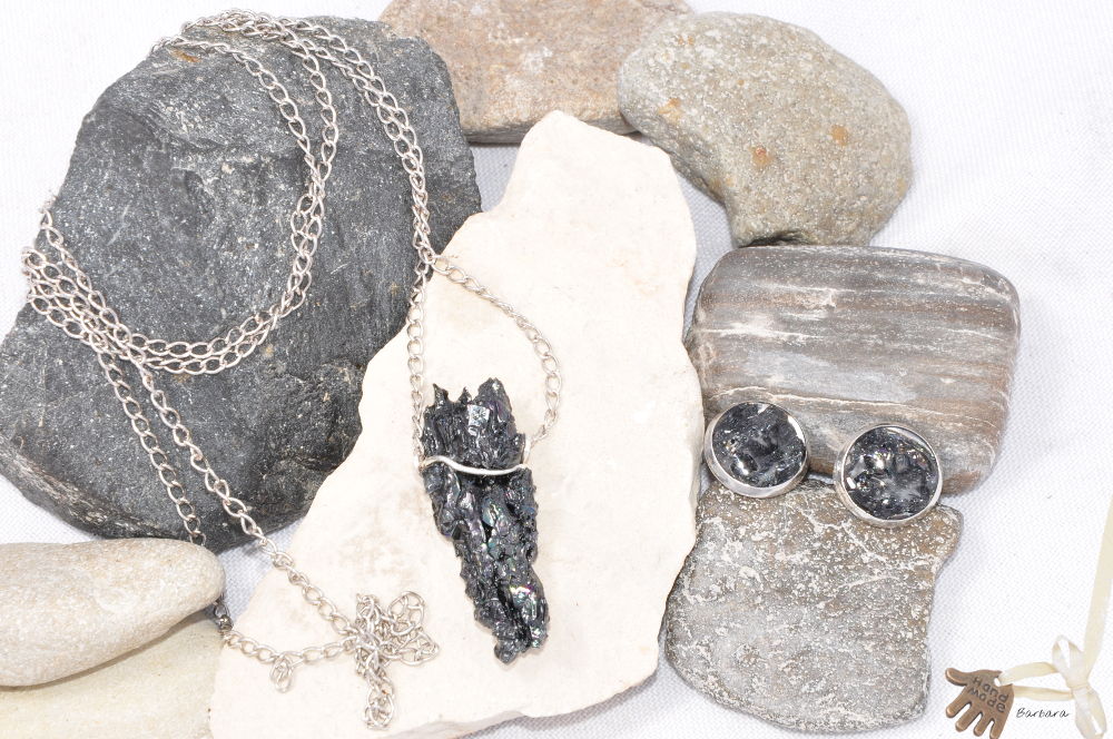 volcano stone, lawa wulkaniczna, kamień wulkaniczny, wulka, lawa, jewellery, stone, pendant, silver colour, earrings, volcano earrings, resin, żywica epoksydowa, utwardzacz do żywicy, artist photo