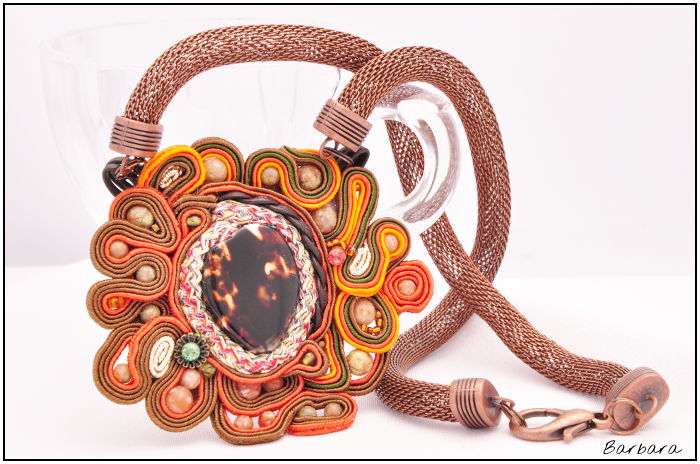 kamień, minerał, brązowy, czekoladowy, bąz, czekolada, wisiorek, kwiat, biżuteria, soutache, sutasz, łańcuszek,